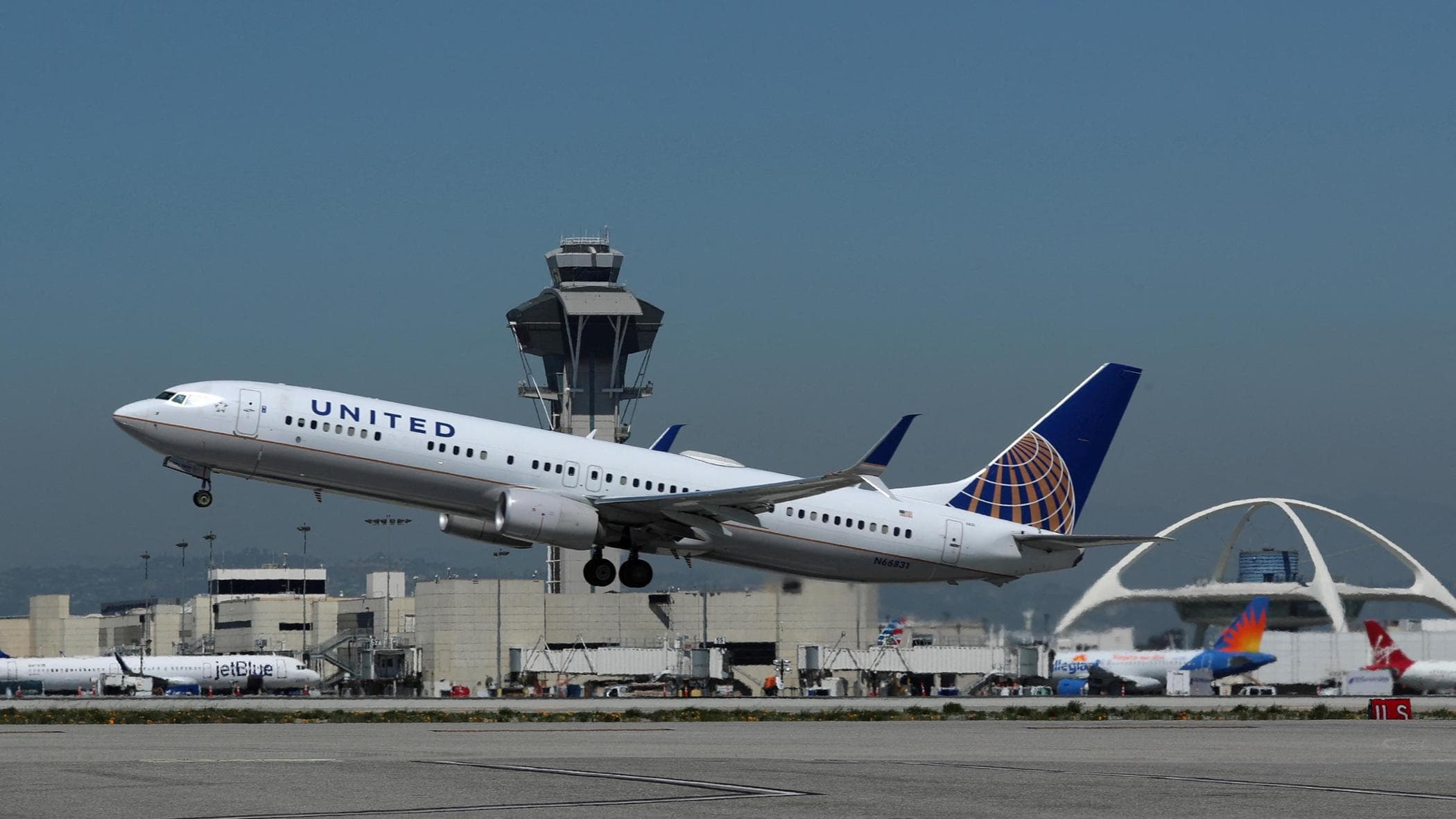 米国、ユナイテッド航空機の乱気流で7人負傷