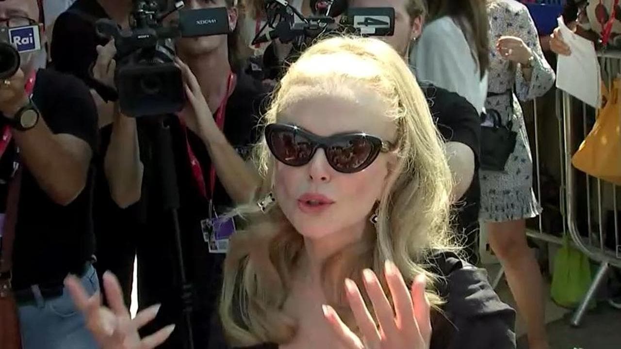 Nicole Kidman arriva al Lido accolta da Banderas e dai fan in delirio: "Sono innamorata dell'Italia"