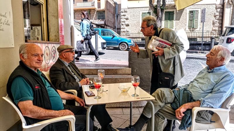 Alcuni clienti al bar delle Grazie in via La Marmora