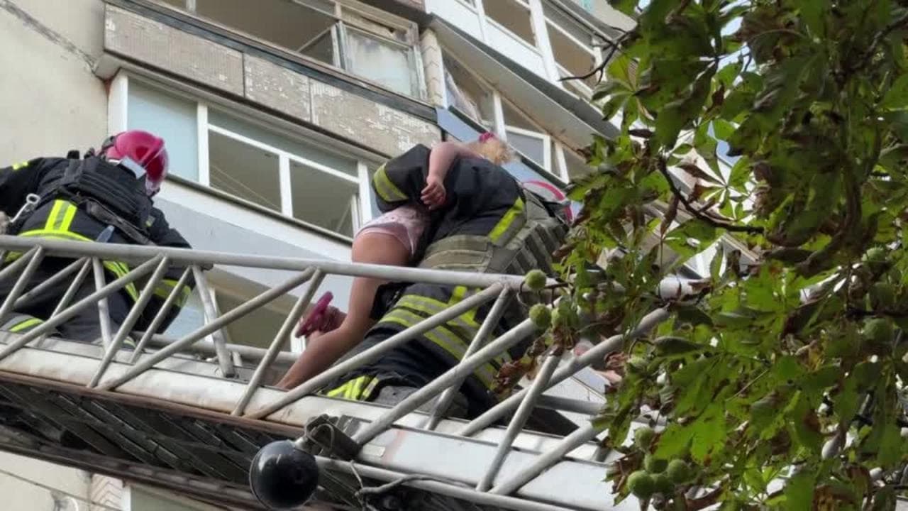 Raid russo su Kharkiv, il salvataggio di una bimba dal palazzo in fiamme - il video