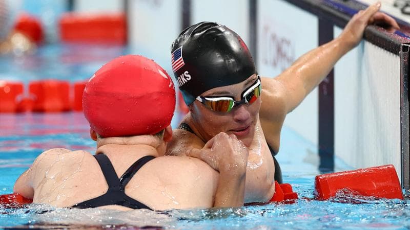 Maisie Summers-Newton festeggia l'oro insieme all'argento Ellie Marks