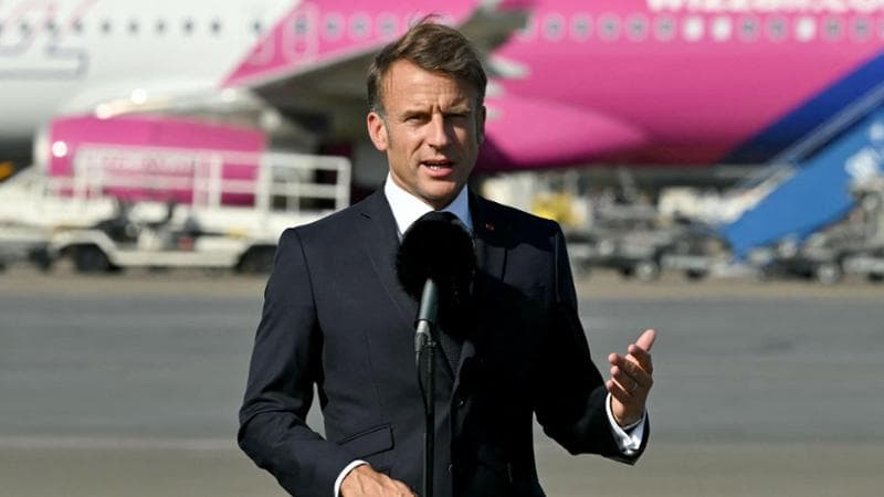 Francia, Macron verso la nomina del premier punta sul socialista Cazeneuve