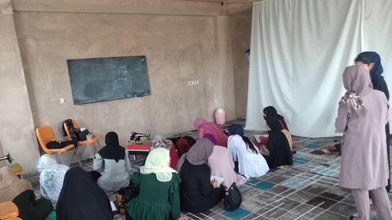 La testimonianza di una giovane insegnante dall’Afghanistan: “Il regime talebano ci ha tolto anche la voce. Una scuola clandestina è la nostra resistenza”