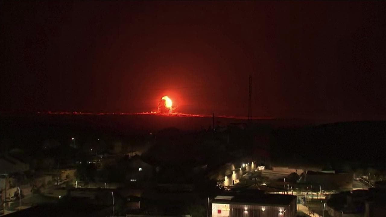 Grande esplosione a Gaza, vicino al confine con Israele - le immagini