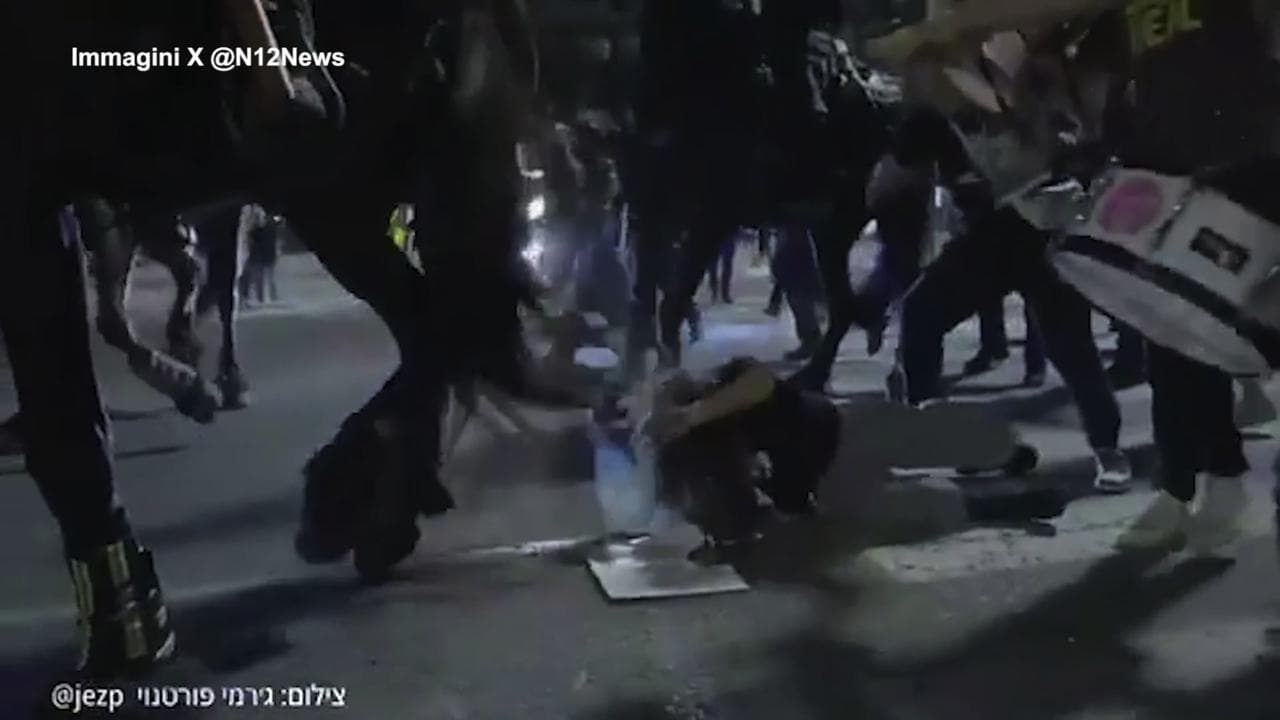Proteste a Tel Aviv, travolta dalla polizia a cavallo: ferita la sorella di uno degli ostaggi di Hamas