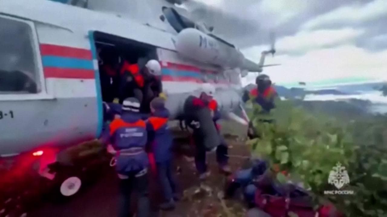 Russia, le operazioni di recupero delle vittime  dopo lo schianto dell'elicottero Mi-8T