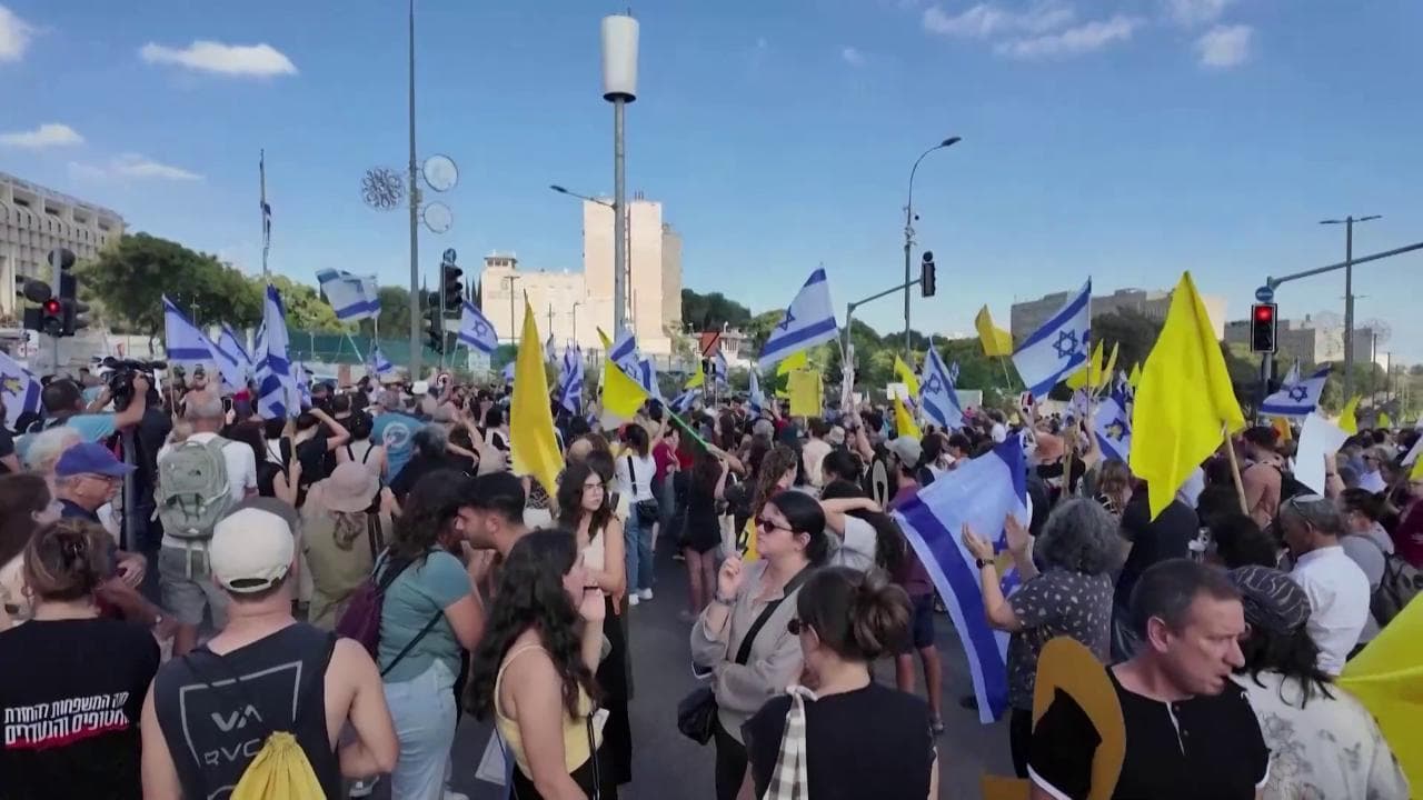 Israele, famiglie degli ostaggi e civili protestano fuori dalla Knesset: "Riportate a casa i superstiti ora"