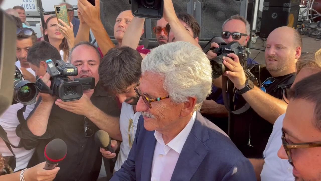 D'Alema alla festa dell'Unità scherza con Schlein: "Darle consigli? Per l'amor del cielo"