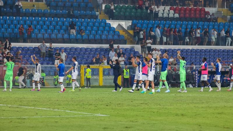 I giocatori del Verona salutano i loro tifosi
