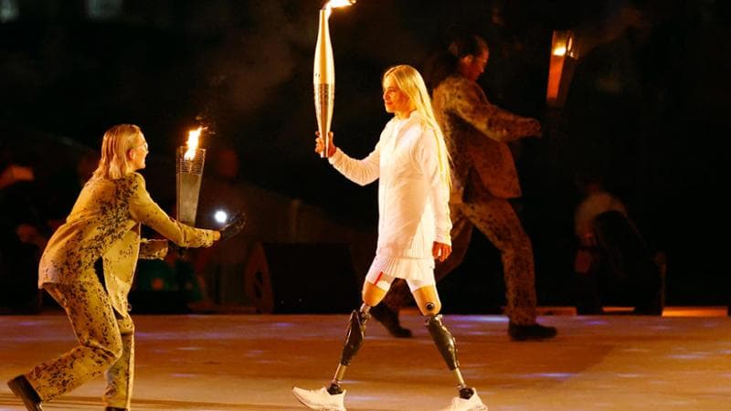 Oksana Masters con la fiaccola alla cerimonia inaugurale delle Paralimpiadi