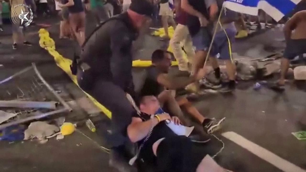 Tel Aviv, scontri e decine di arresti alla manifestazione indetta dalle famiglie degli ostaggi
