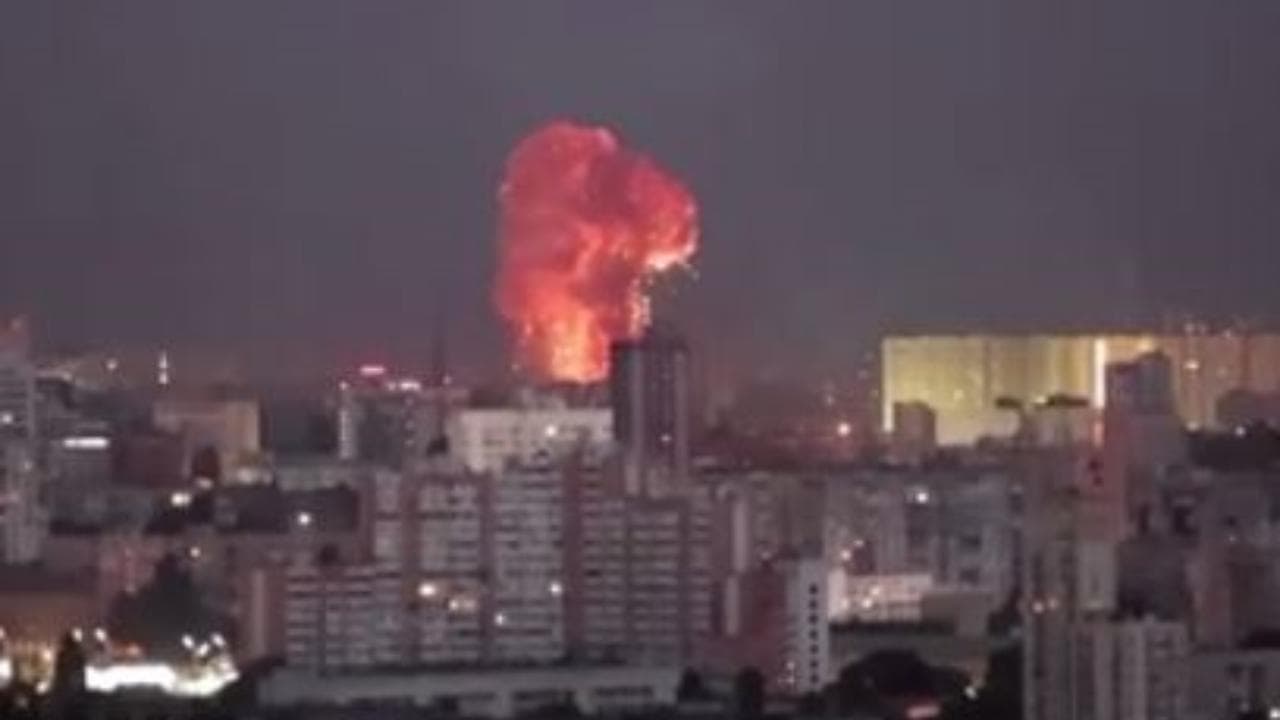 Attacco russo all'alba su Kiev: esplosioni e fumo sulla città