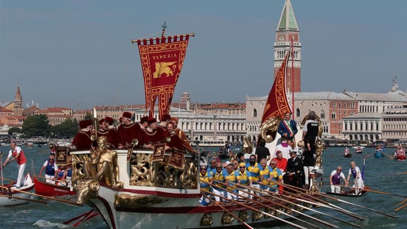 Venezia, Regata storica, cade l’ultimo tabù: per la prima volta una donna porta il dono alla Madonna