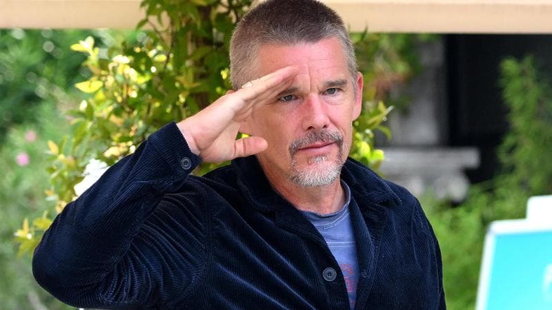 Ethan Hawke: “A Venezia con ‘L’attimo fuggente’ abbiamo vissuto l’incantesimo. Devo occuparmi dei miei figli, ma voglio essere un cineasta pronto a vendere casa per il film del cuore”