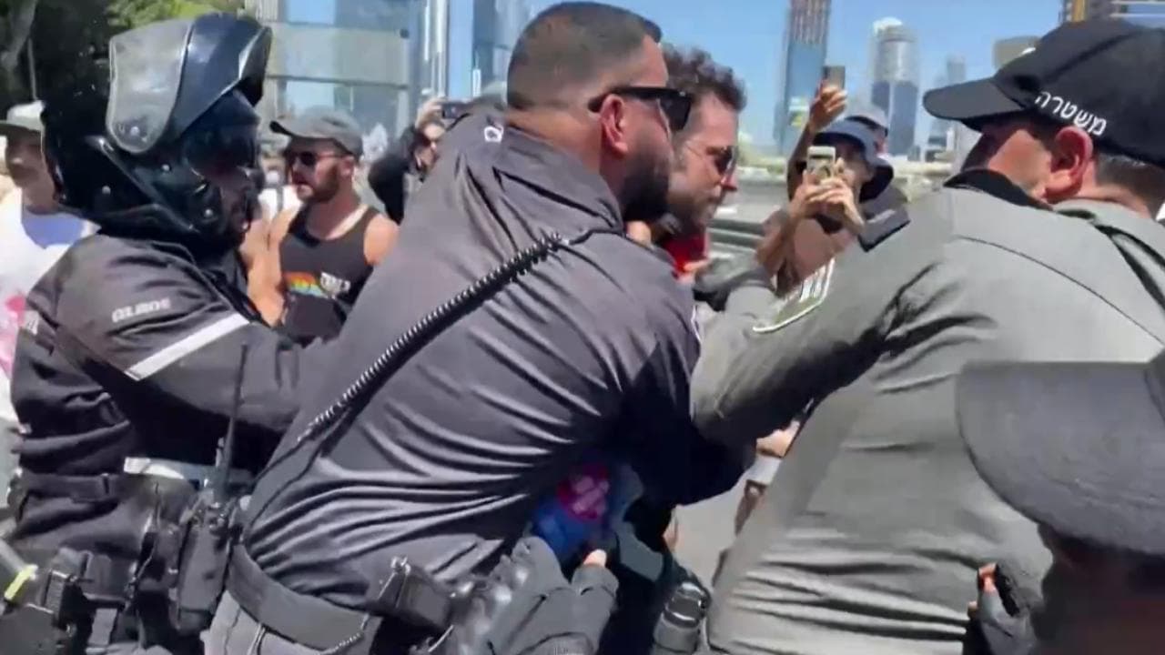 Israele, sciopero generale contro Netanyahu: i manifestanti cercano di bloccare l'autostrada, interviene la polizia