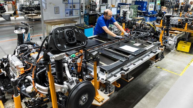 Un lavoratore dello stabilimento Volkswagen di&nbsp;Zwickau, nella Germania dell'Est
