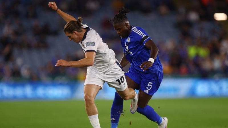 Okoli in azione con la maglia del Leicester
