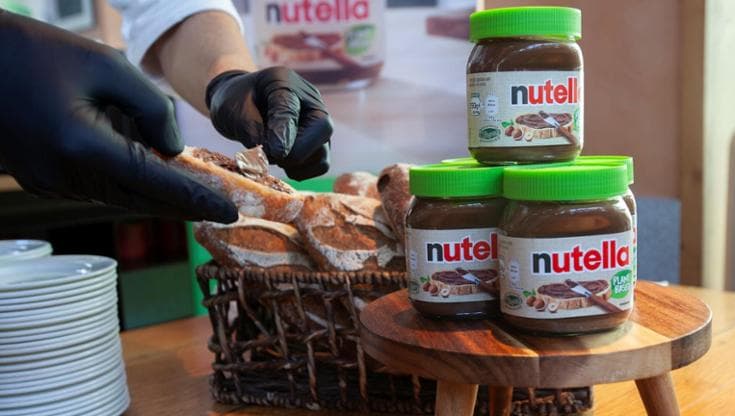 Ceci, sciroppo di riso e niente più latte. La Nutella vegana ora sfida i puristi