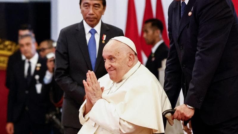 Il Papa del global south elogia il modello indonesiano. E raccomanda di fare figli invece che avere “un gatto o un cagnolino”