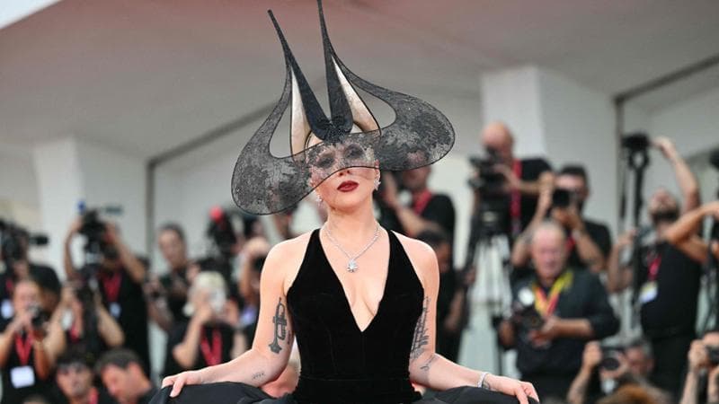 Lady Gaga arriva a piedi sul red carpet: fan impazziti per la “dark queen”