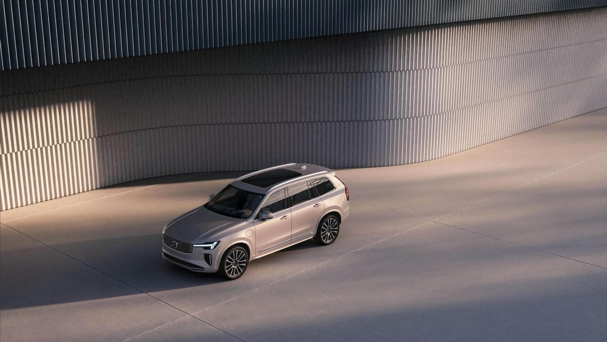 ボルボは電気自動車の目標を削減し、新たな方向性の象徴である刷新されたXC90ハイブリッドを発表