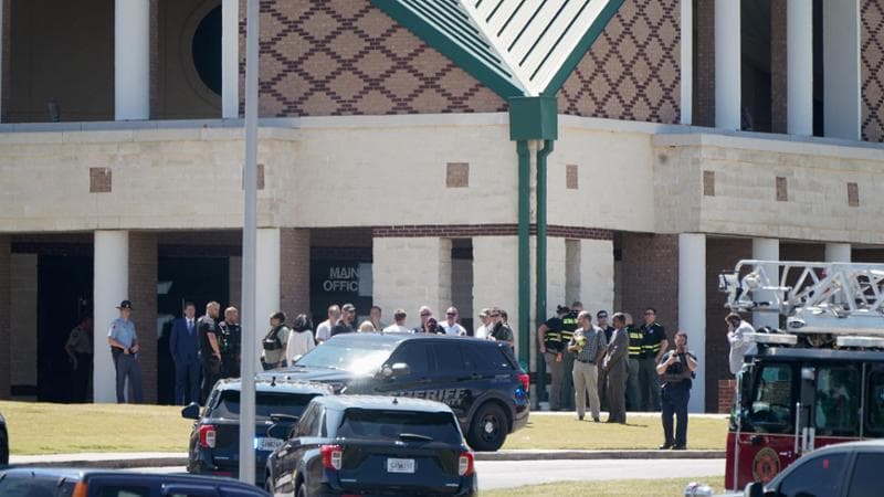 Georgia, sparatoria in una scuola: “Almeno 4 morti e numerosi feriti”. Fermato uno studente 14enne. Biden: “Basta stragi in Usa”