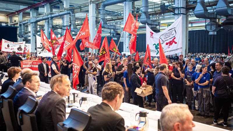 I dipendenti Volkswagen contestano i manager dell'azienda
