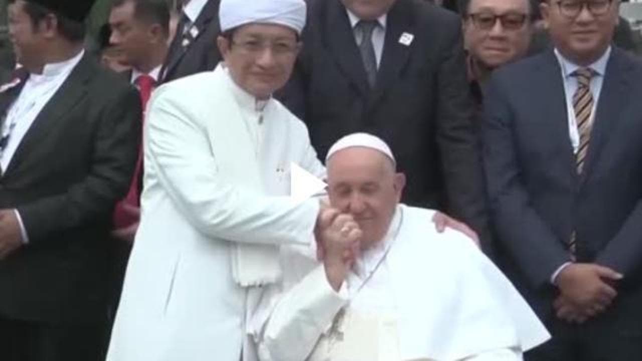 Indonesia, il Papa visita la più grande moschea di Jakarta: "E' un grande dono"
