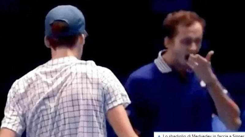 Medvedev e lo sbadiglio in faccia a Sinner: quando il tempo è galantuomo