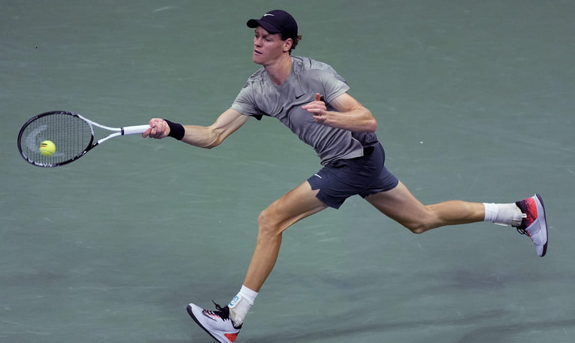 Us Open, Sinner batte Medvedev e vola in semifinale: i colpi più belli del match tra smorzate e smash