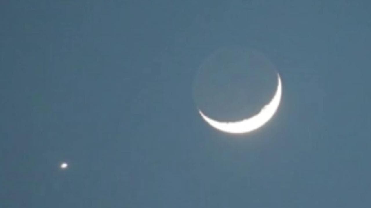 Spettacolo in cielo: il romantico "bacio" tra Luna e Venere tra le stelle cadenti