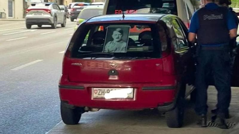 Zurigo, gira in auto con un poster di Hitler sul finestrino. La polizia lo lascia proseguire: "In Svizzera non è reato"