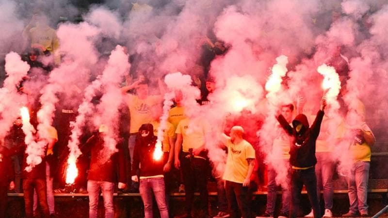 Germania, maxi rissa tra 300 ultrà dopo Schalke-Breda: cariche della polizia con i manganelli