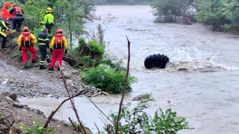 Travolto col trattore dalla piena del torrente nel Torinese