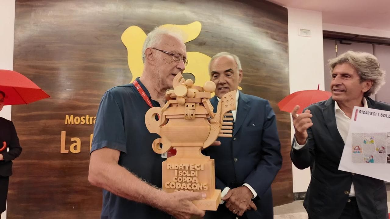 "Ridateci i soldi", a Venezia Alberto Barbera consegna il "premio" di Gianni Ippoliti: così il pubblico bacchetta i film (e i prezzi del Lido)