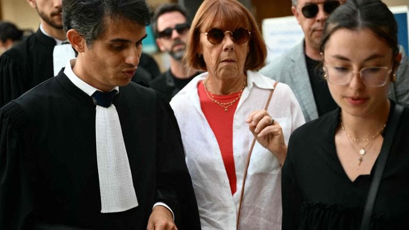 Francia, parla la donna fatta stuprare per anni dal marito: “Una barbarie. Usata come una bambola di pezza”