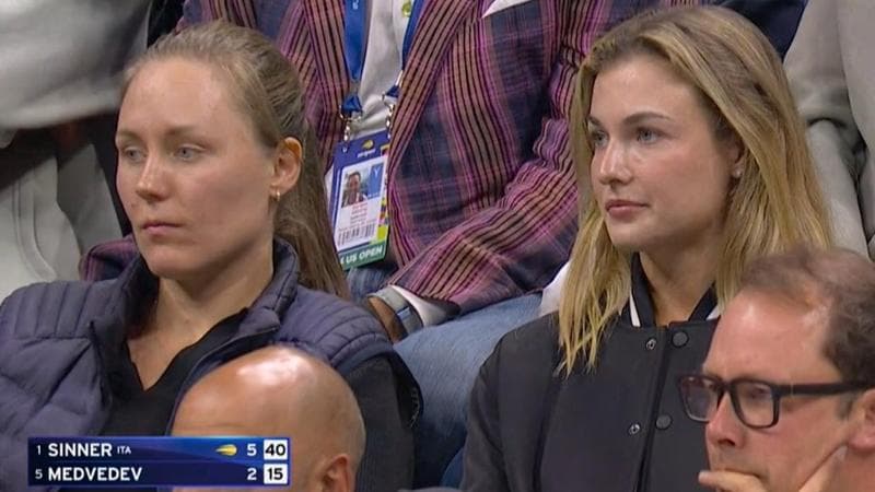 Anna Kalinskaya, a destra, sugli spalti durante il match di Sinner contro Medvedev