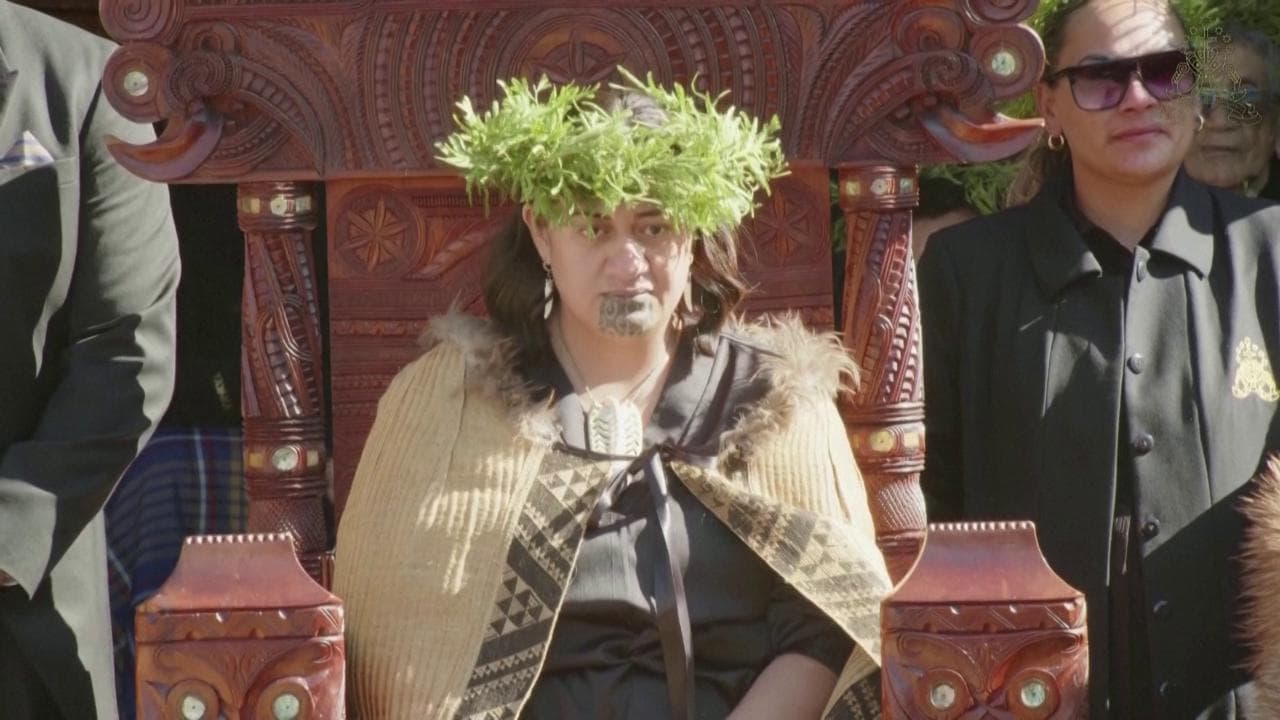 Nuova Zelanda, i Maori incoronano la nuova regina: è la 27enne Nga Wai