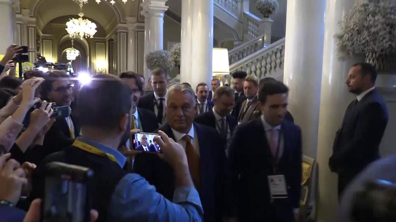 Ucraina, Orban arriva a Cernobbio per il Forum: "Incontrarmi con Zelensky? Spero venga qui"