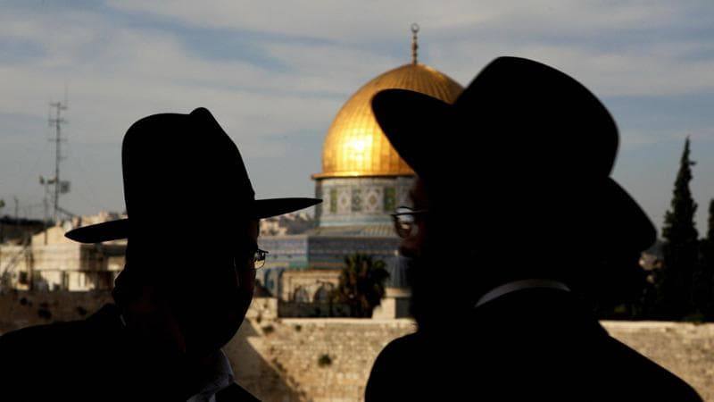 Due ebrei ultraortodossi guardano il Muro del Pianto e, sopra di esso, la Spianata delle Moschee: alla comunità appartiene il 28 per cento degli abitanti di Gerusalemme (Getty images)
