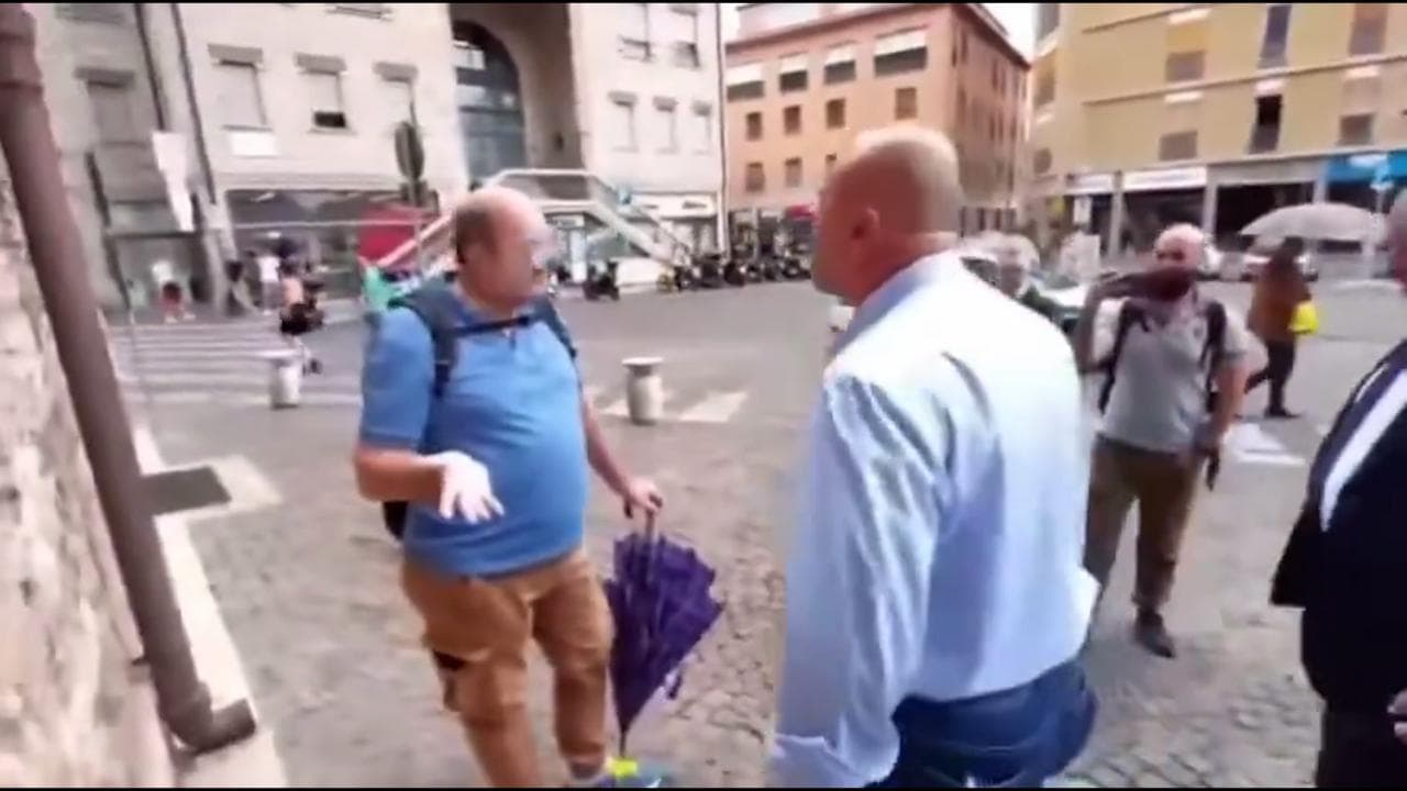 Bandecchi sputa l'acqua in faccia a un cittadino a Terni: "Sei un provocatore politico"