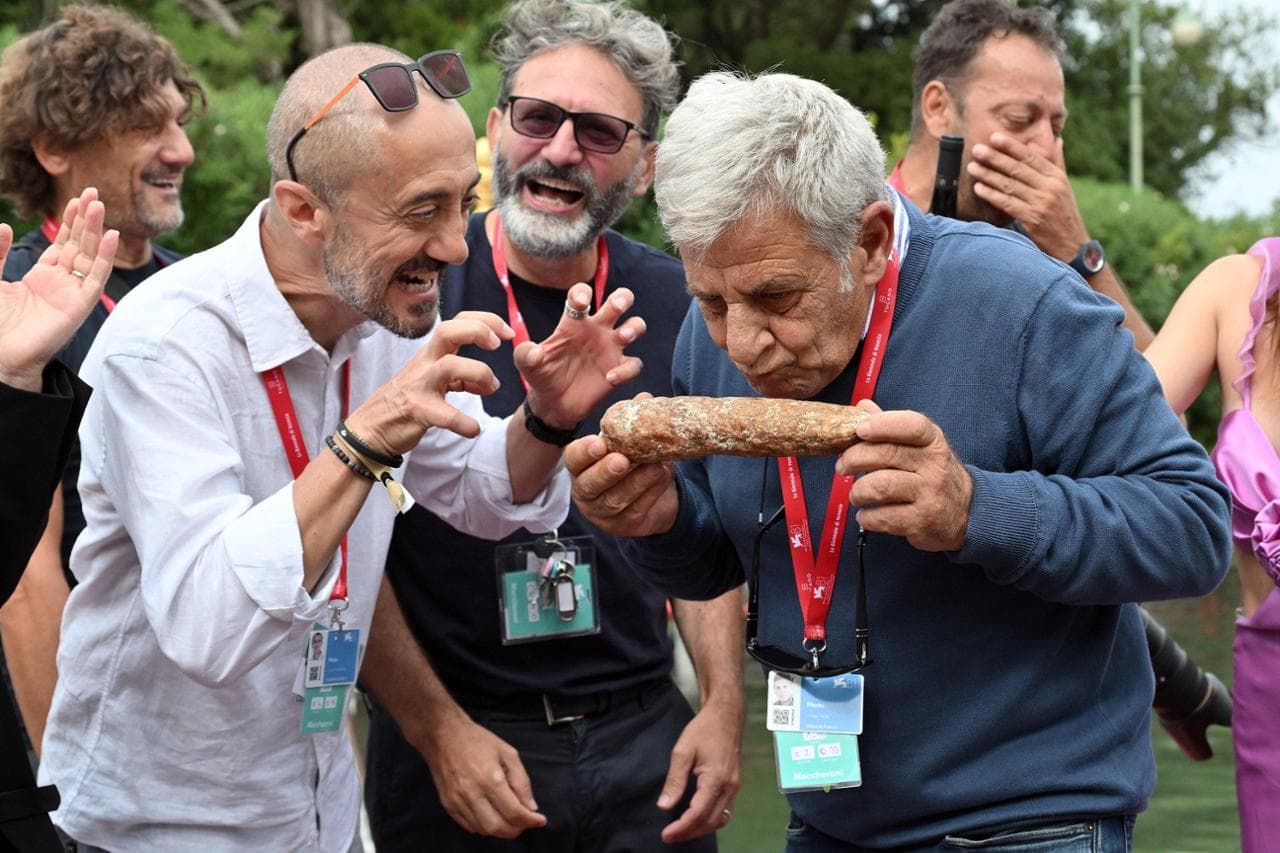 Franco Origlia riceve il Salsicciotto d'oro dalla giuria dei fotografi della Mostra del cinema