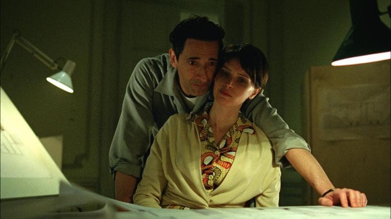 Adrien Brody e Felicity Jones in 'The brutalist', in pole per il Leone d'oro
