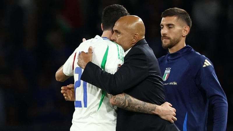 Il ct Spalletti abbraccia Bastoni dopo la vittoria
