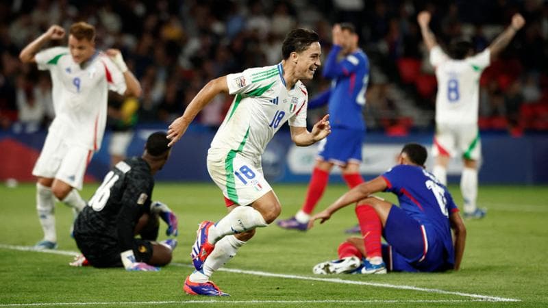 Raspadori festeggia il gol del 3-1