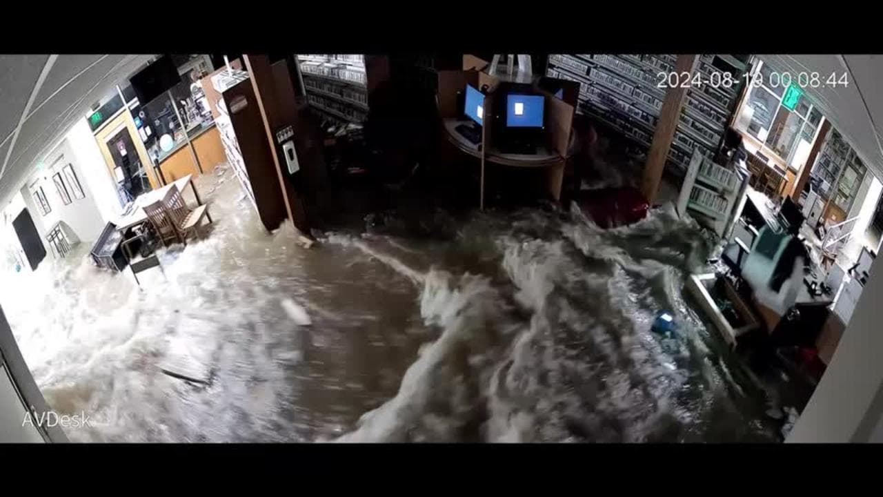 La tempesta distrugge la biblioteca storica, tre metri d'acqua sommergono documenti inestimabili: il video delle telecamere