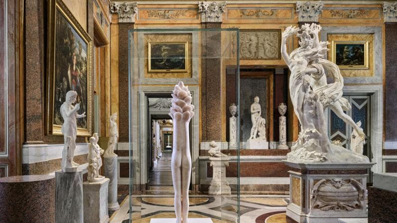In una sala della Galleria Borghese di Roma, l'opera di Louise Bourgeois dialoga con i capolavori della collezione