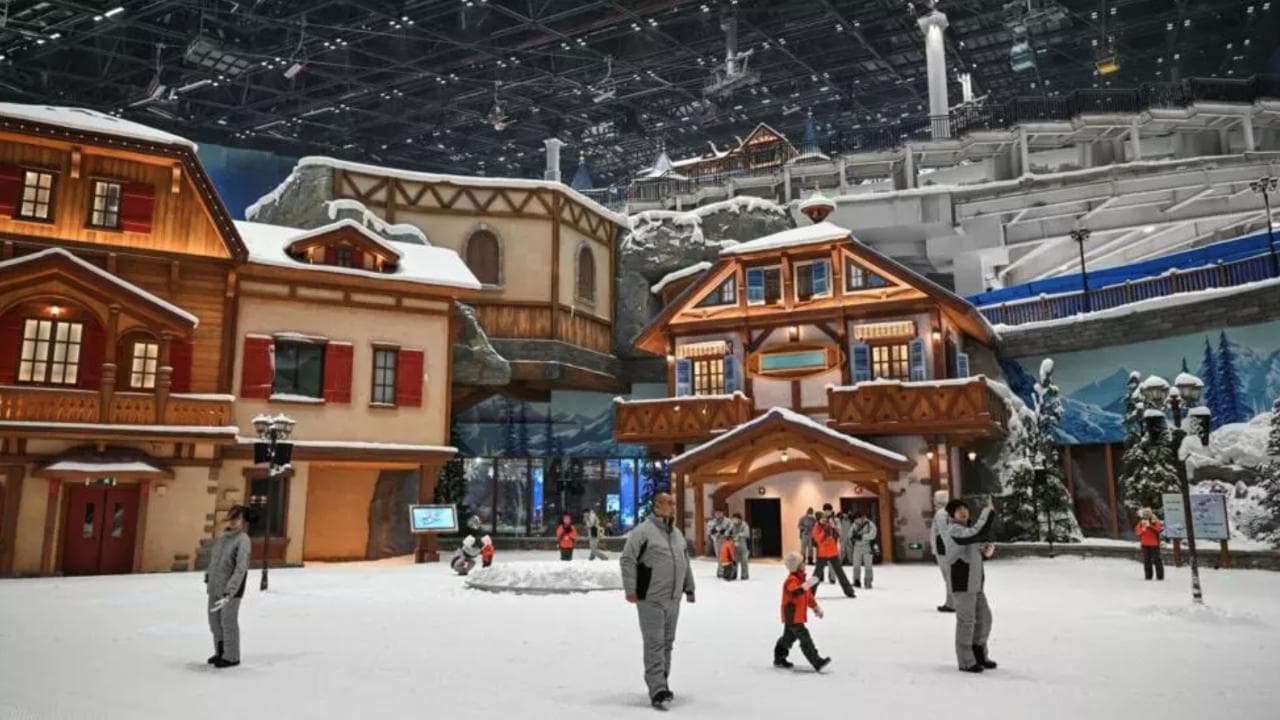 Cina, apre la stazione sciistica al chiuso più grande del mondo (mentre fuori è caldo record)