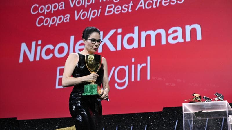La regista Halina Reijn ritira la Coppa Volpi assegnata a Nicole Kidman
