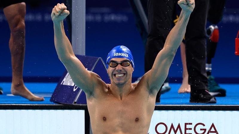 Simone Barlaam festeggia l'oro della staffetta